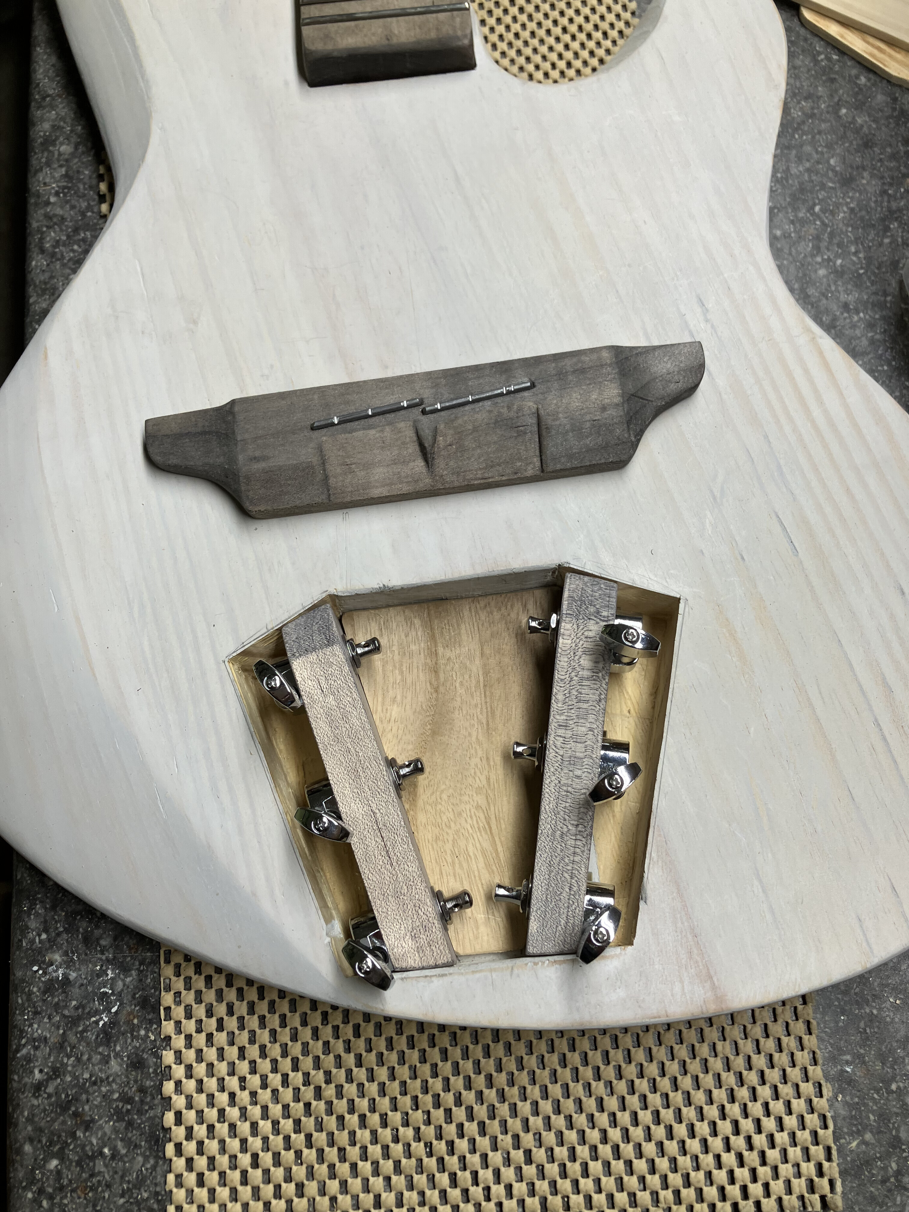 baritone-pegbox-02.jpg